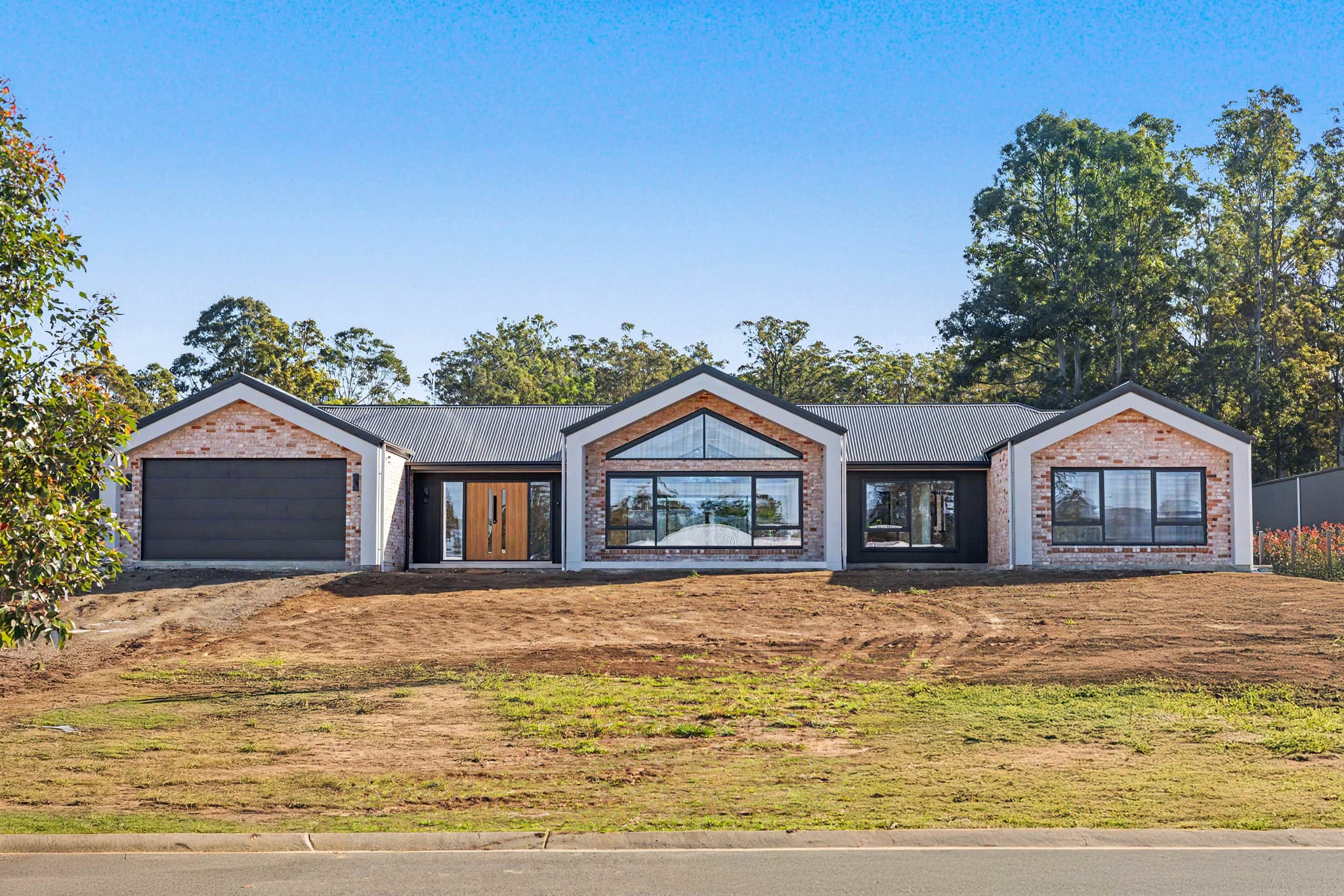 Stroud Homes new build as photographed, with a bare dirt front yard and no lawn