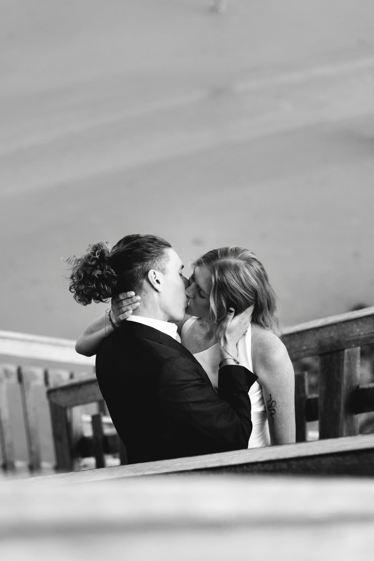 Black and white portrait of the couple kissing on the lookout